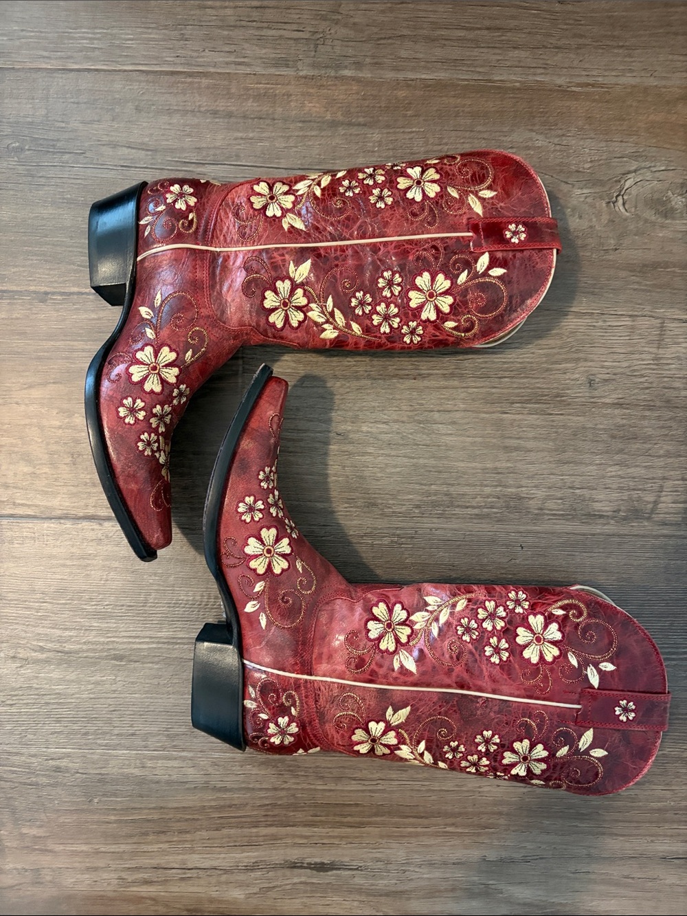 Beautiful floral embroidered deep red Shyanne cowgirl/cowboy boots - Picture 8 of 13
